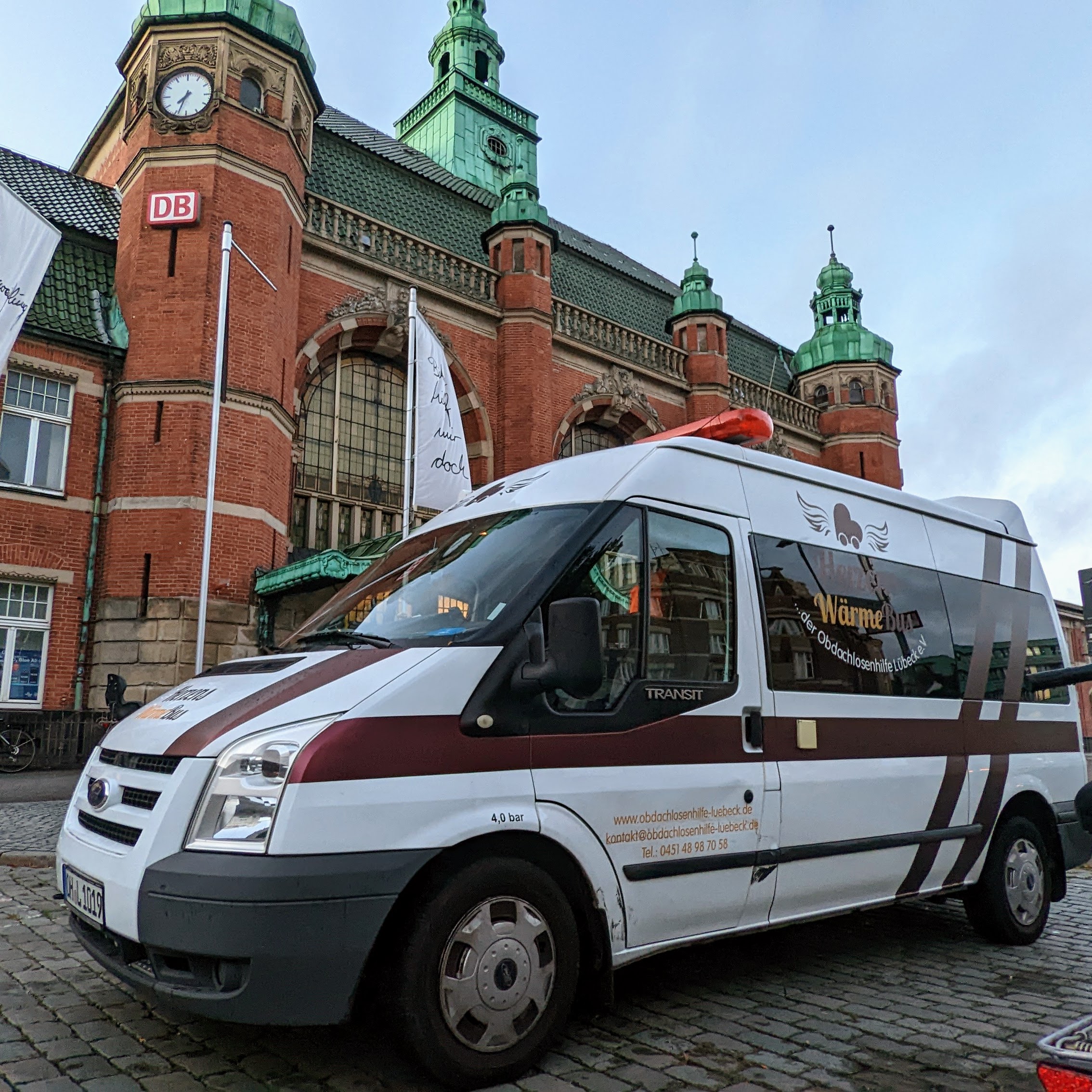 Der Herzenswärmebus steht vor dem Lübecker Bahnhof.